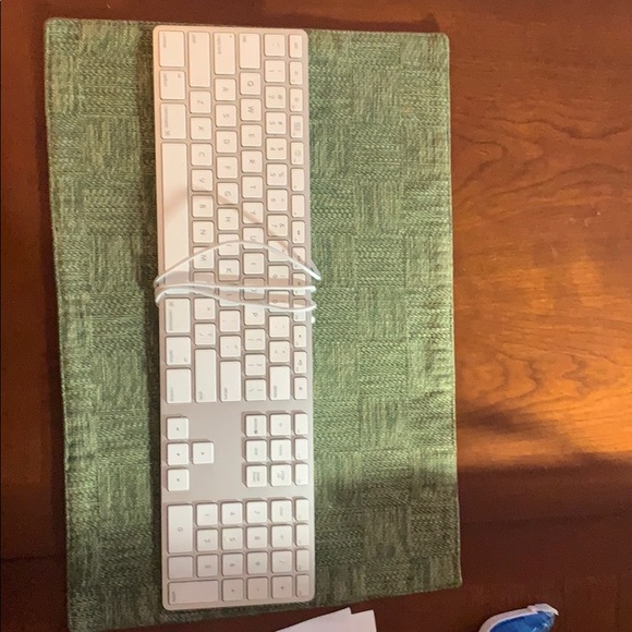 Apple MQ052LL/A - Picture 2 of 3